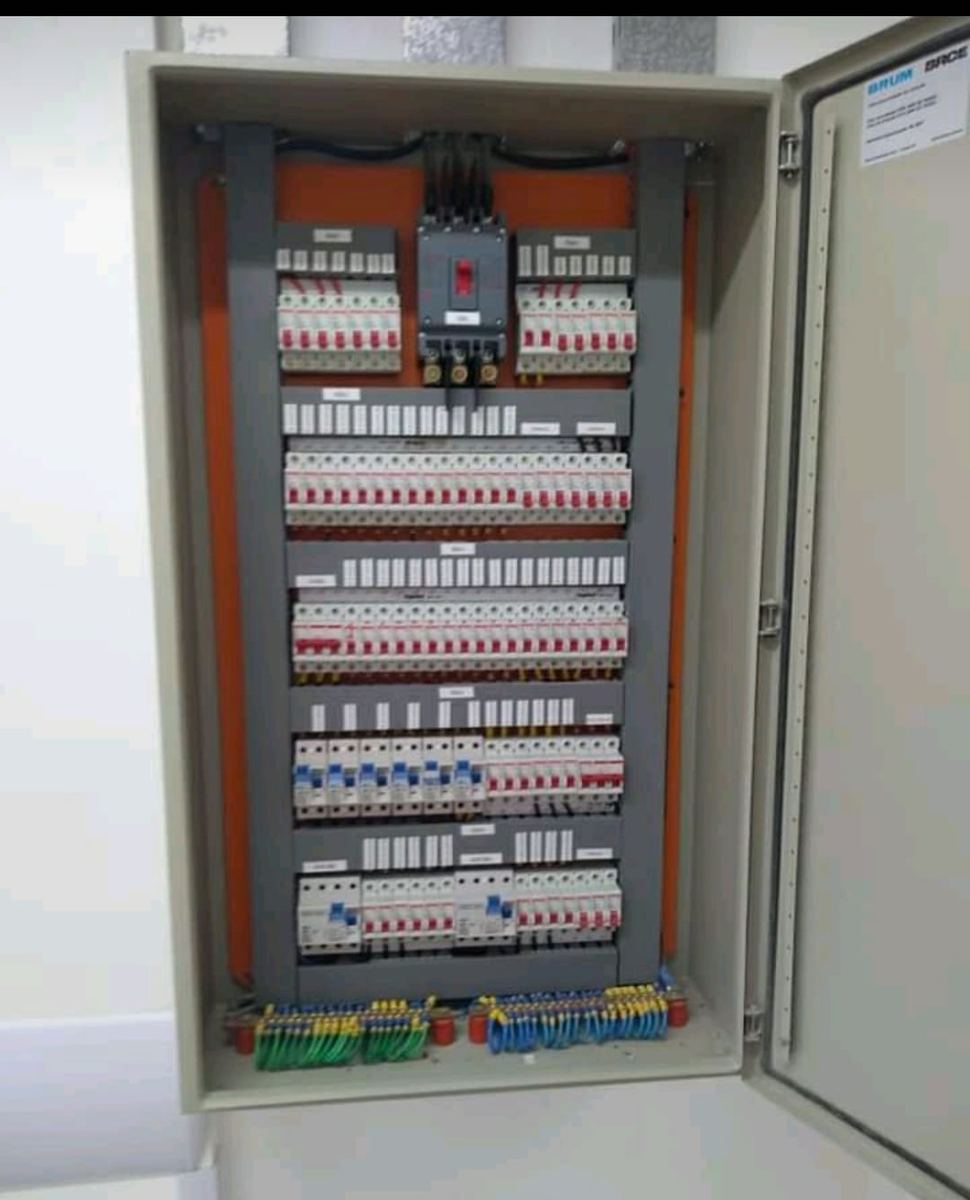 Painel elétrico industrial montado pela M.A Instalações, com disjuntores e cabeamento organizado