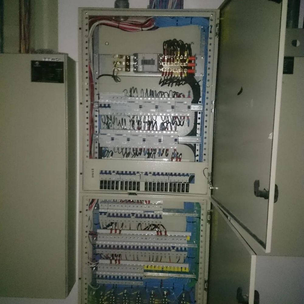 Painel elétrico industrial de duas portas com disjuntores em várias fileiras